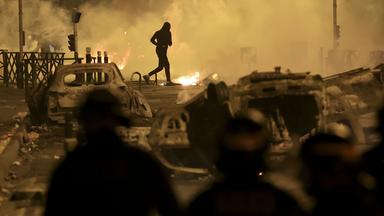 Ein Demonstrant läuft während der nächtlichen Proteste durch Nanterre