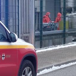 Feuerwehrleute in speziellen Schutzanzügen in Konstanz.