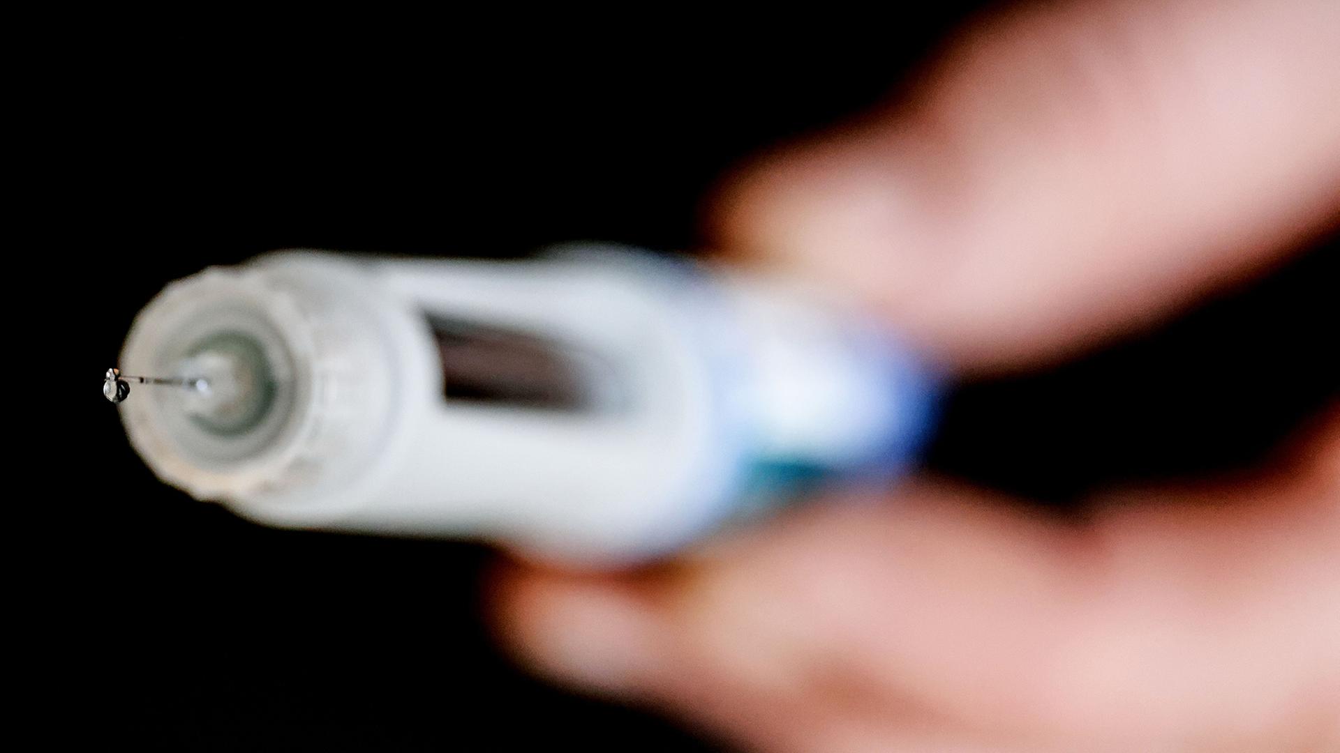 Ein Mann hält eine Spritze mit dem Wirkstoff Semaglutid in der Hand. | dpa