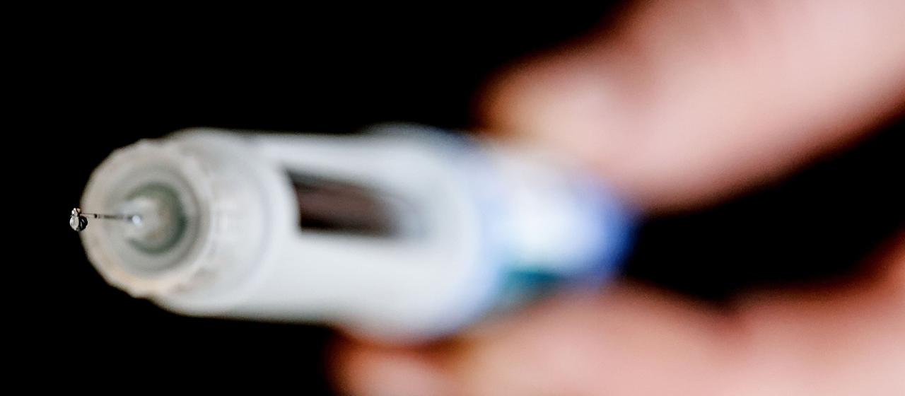 Ein Mann hält eine Spritze mit dem Wirkstoff Semaglutid in der Hand.