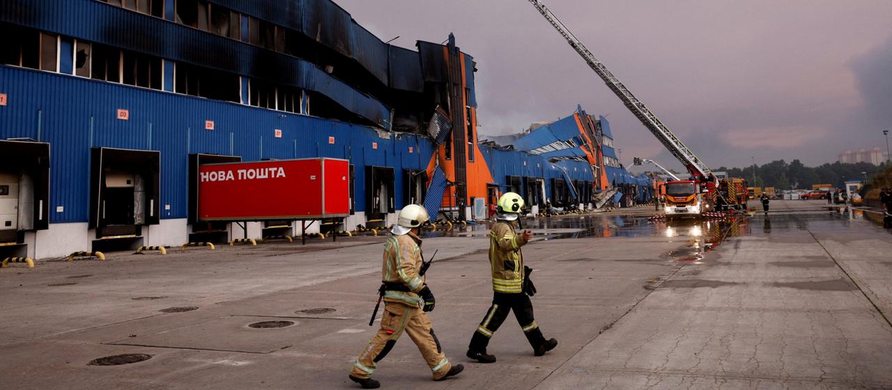 Feuerwehrleute sind an einem Logistikzentrum des ukrainischen Online-Händlers Rozetka im ukrainischen Kiew im Einsatz.