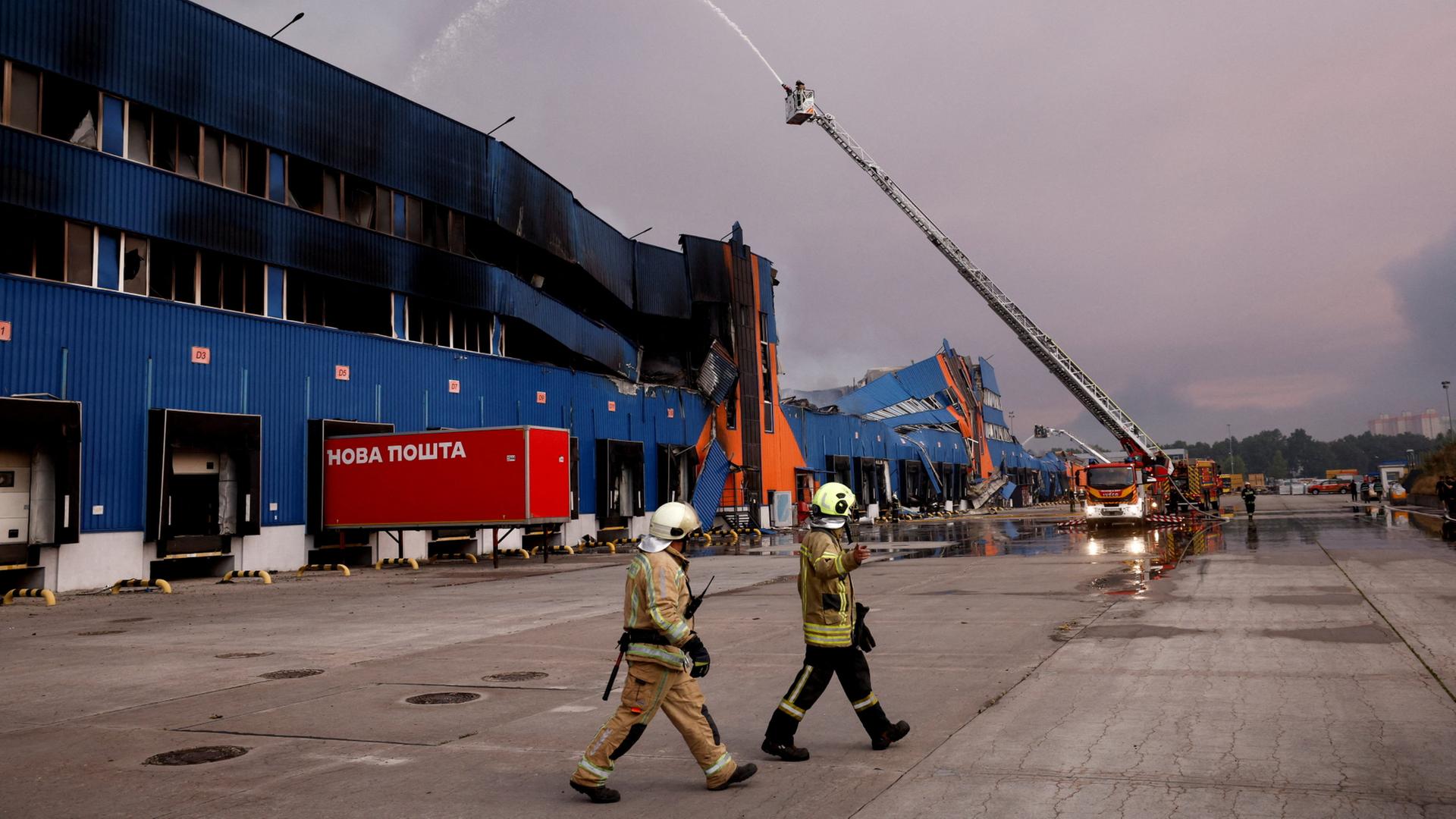Feuerwehrleute sind an einem Logistikzentrum des ukrainischen Online-Händlers Rozetka im ukrainischen Kiew im Einsatz. | REUTERS