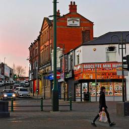 Straßenszene in Radcliffe, England.