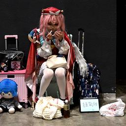 Eine Teilnehmerin in einem Cosplay-Kostüm bereitet sich auf die jährliche Ani-Com and Games-Ausstellung in Hong Kong vor.
