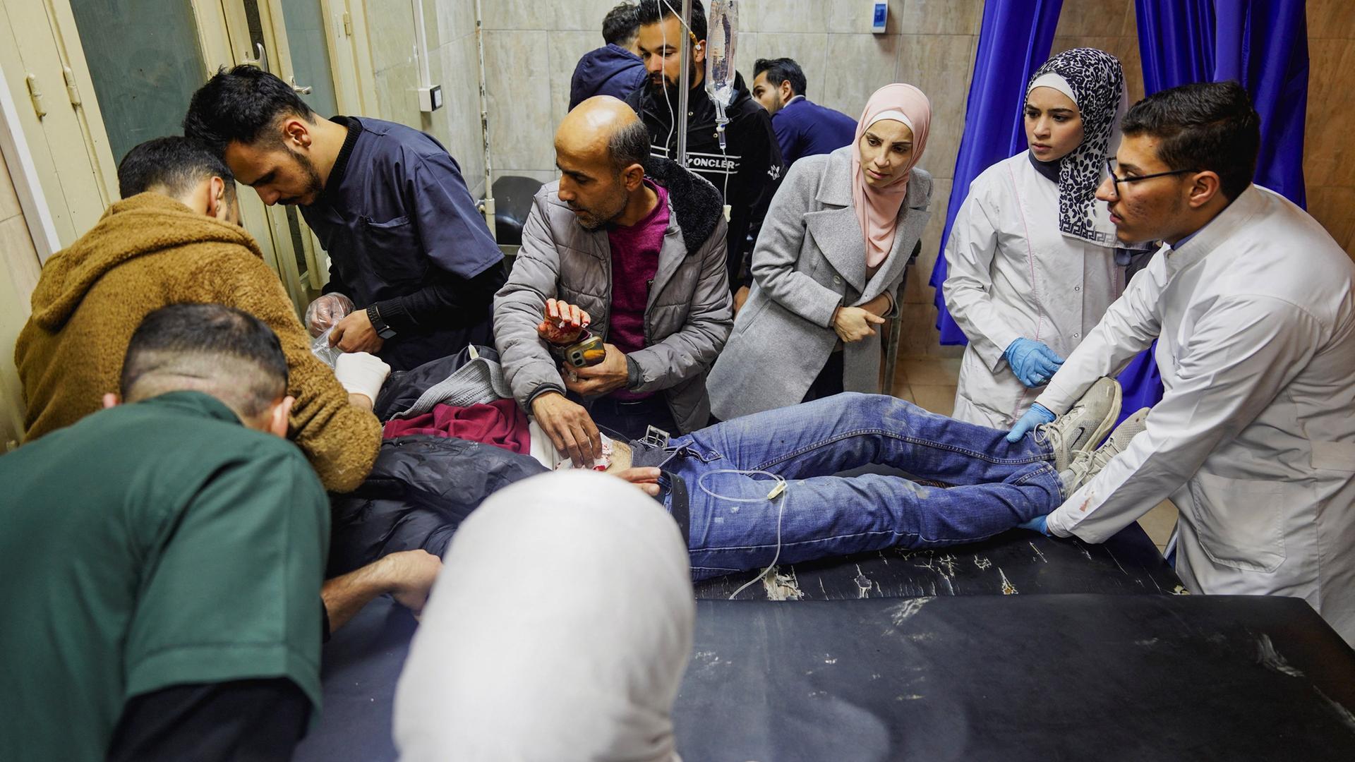 Eine Person wird in einem Krankenhaus behandelt. | REUTERS