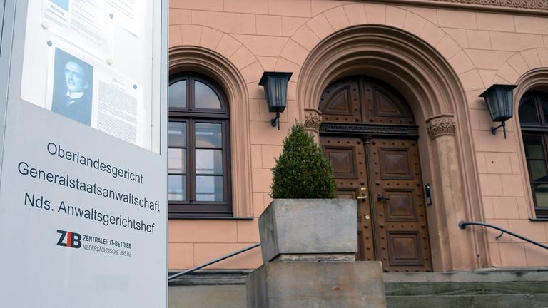 Der Eingang des Oberlandesgerichts Celle in Niedersachsen.