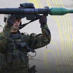 Ein Soldat der Bundeswehr hält während einer Gefechtsvorführung die Panzerfaust 3 in die Luft.