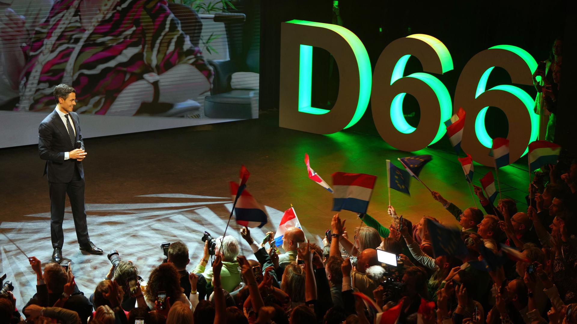 Rob Jetten, Parteichef von D66, spricht am Wahlabend vor seinen Anhängern | dpa