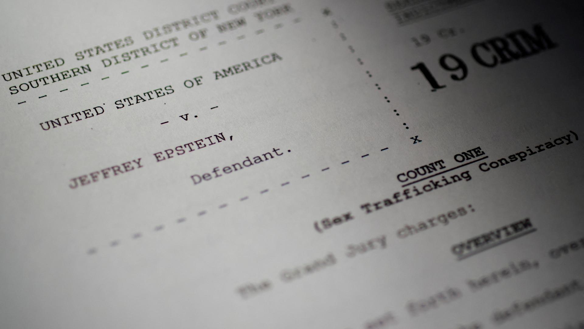 Auf diesem vom US-Justizministerium ver�ffentlichten Bild ist die neu freigegebene Anklageschrift gegen Jeffrey Epstein zu sehen. | REUTERS
