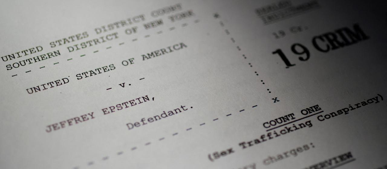 Auf diesem vom US-Justizministerium veröffentlichten Bild ist die neu freigegebene Anklageschrift gegen Jeffrey Epstein zu sehen.