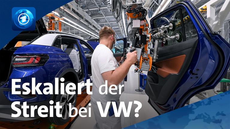 Ein Mitarbeiter arbeitet in einem VW-Werk.