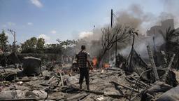 Brennende Trümmer in Chan Yunis, Gazastreifen.