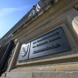 Ein Schild Der Generalstaatsanwalt des Freistaates Sachsen Staatsanwaltschaft· ist am Justizzentrum Dresden montiert.