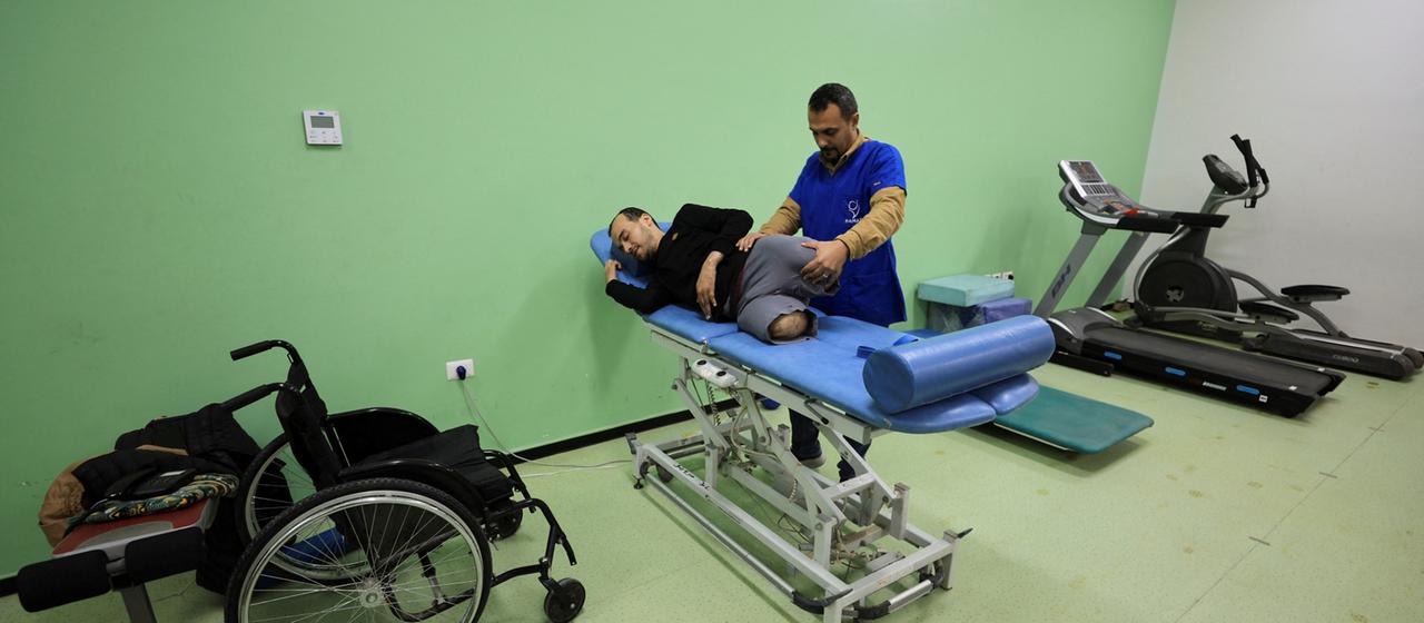 Ein Mann, dem die Beine amputiert wurden, macht Reha in einer Klinik in Gaza.