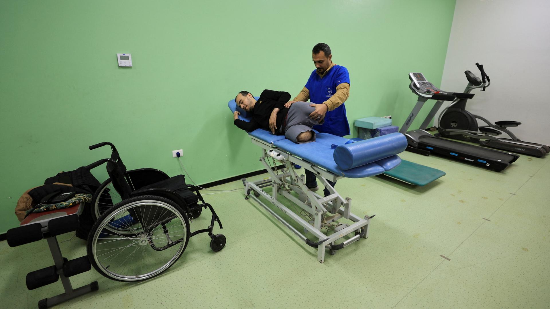 Ein Mann, dem die Beine amputiert wurden, macht Reha in einer Klinik in Gaza. | REUTERS