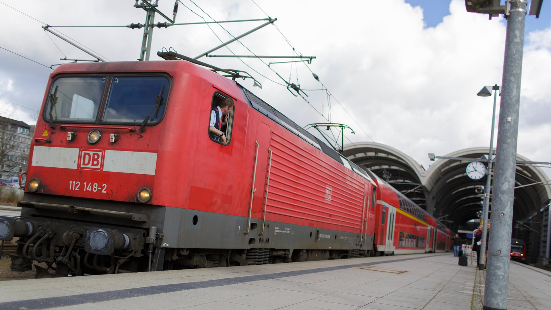 Ein LokfÃ¼hrer der Deutschen Bahn ist in einem Triebwagen zu sehen. | ARD-aktuell / Retzlaff