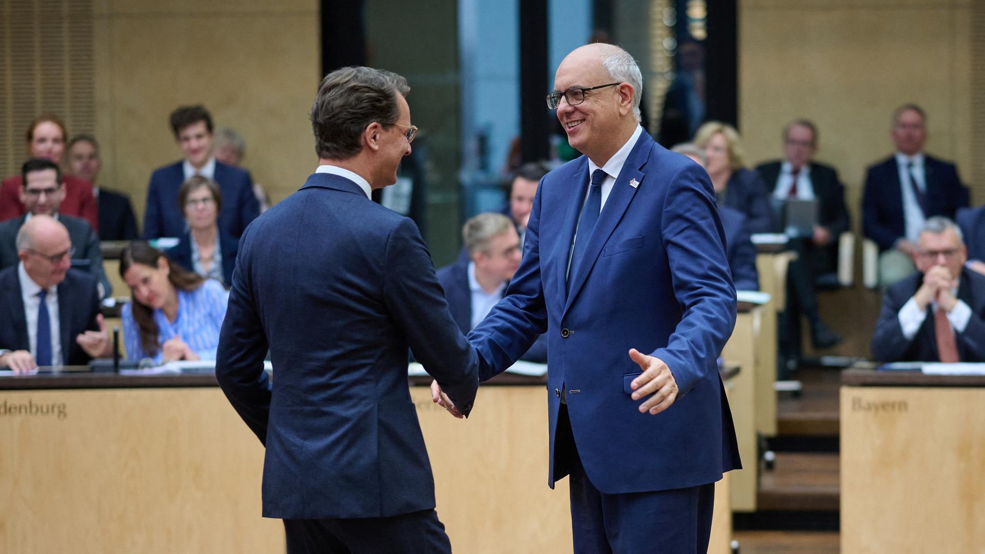 Hendrik Wüst geht auf Andreas Bovenschulte zu und reicht ihm die Hand | dpa | Bernd von Jutrczenka