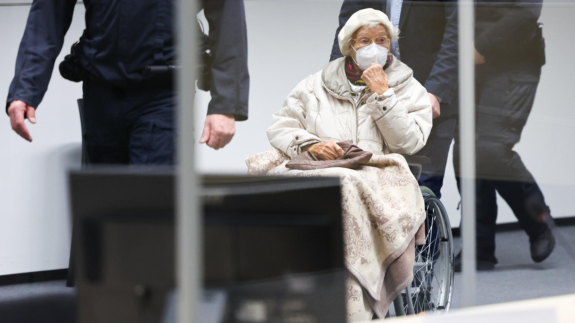 Die Angeklagte Irmgard F. wird zu Beginn des Prozesstages in den Sitzungssaal gebracht. (Archivfoto vom 20.12.2022)