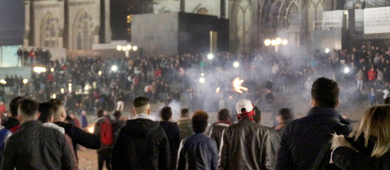 Zahlreiche Menschen sind am 31.12.2015 in Köln (Nordrhein-Westfalen) auf dem Vorplatz des Hauptbahnhofs zu sehen.