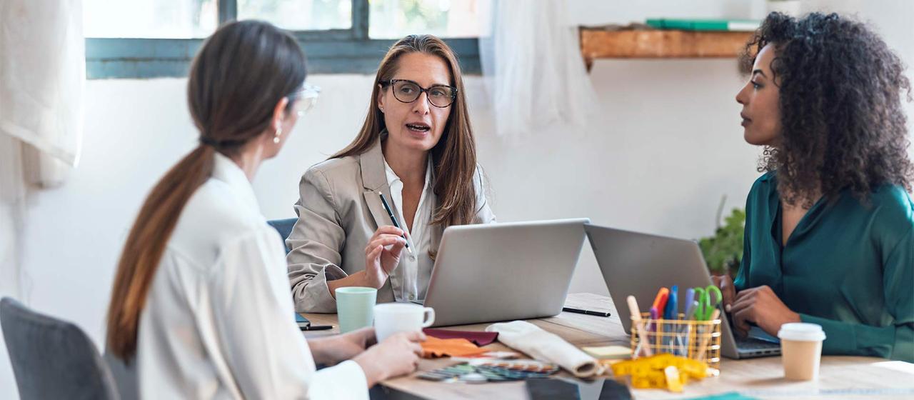 Drei Frauen bei einer Geschäftsbesprechung.