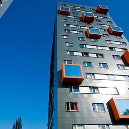 Die außen roten Studiererker sind das Auffälligste an der Südfassade des sanierten Studentenheims in der Dresdner Hochschulstraße. 