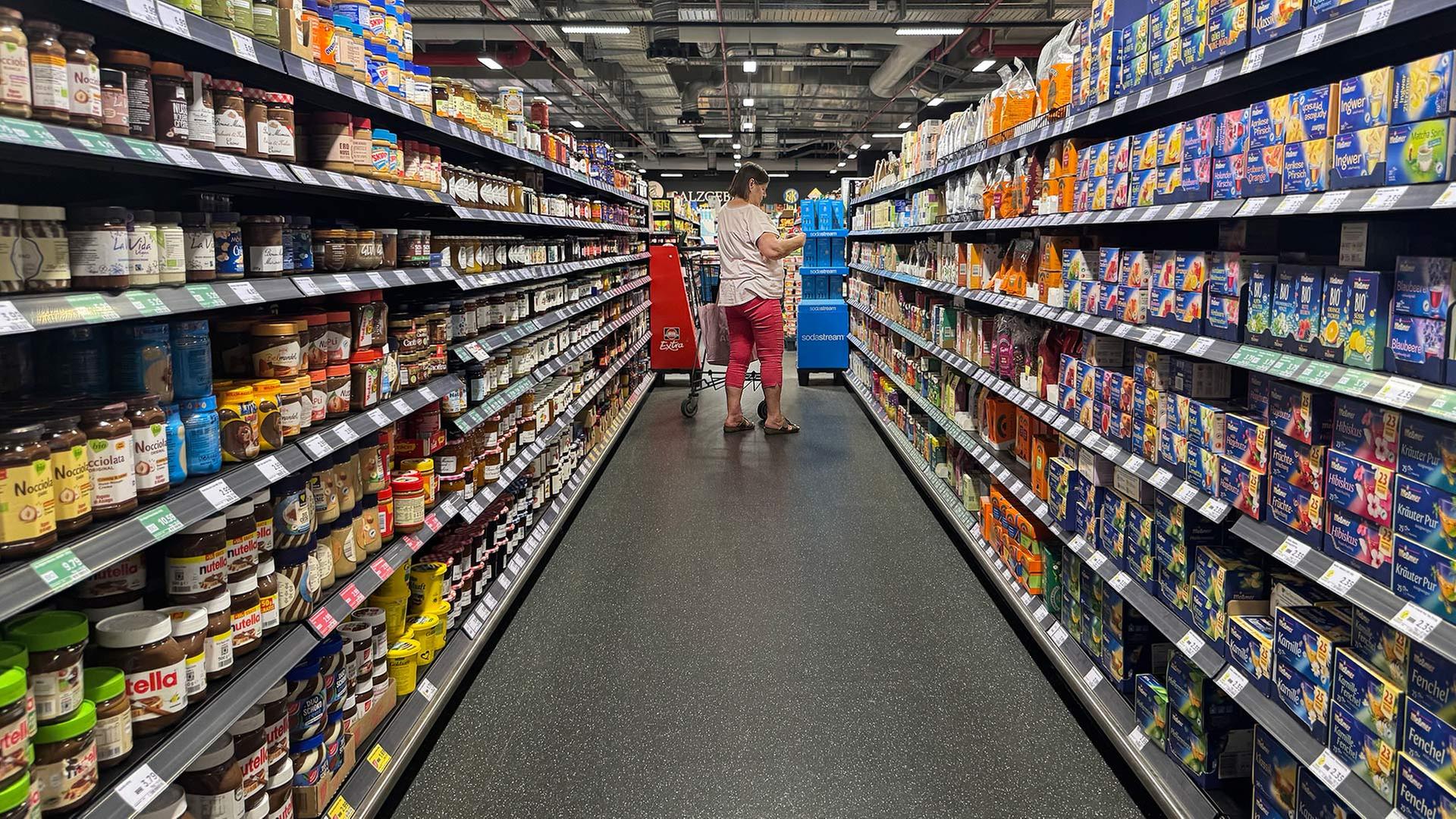 Eine Frau beim Einkaufen in einem Supermarkt | picture alliance / SvenSimon