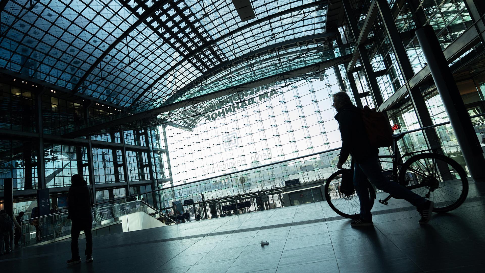 Reisende am Berliner Hauptbahnhof (Quelle: dpa/ chris.emil-janssen.de) | dpa/ chris.emil-janssen.de