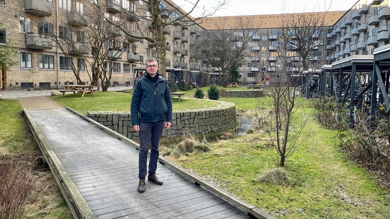 Mads Faber Henriksen im Hinterhof seiner Wohnsiedlung