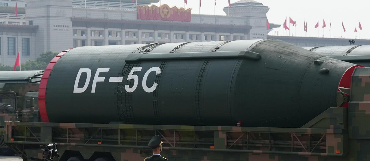 Die Interkontinentalrakete Dongfeng 5 oder DF-5 (IBCM) ist während einer Militärparade am 3. September 2025 in Peking zu sehen.