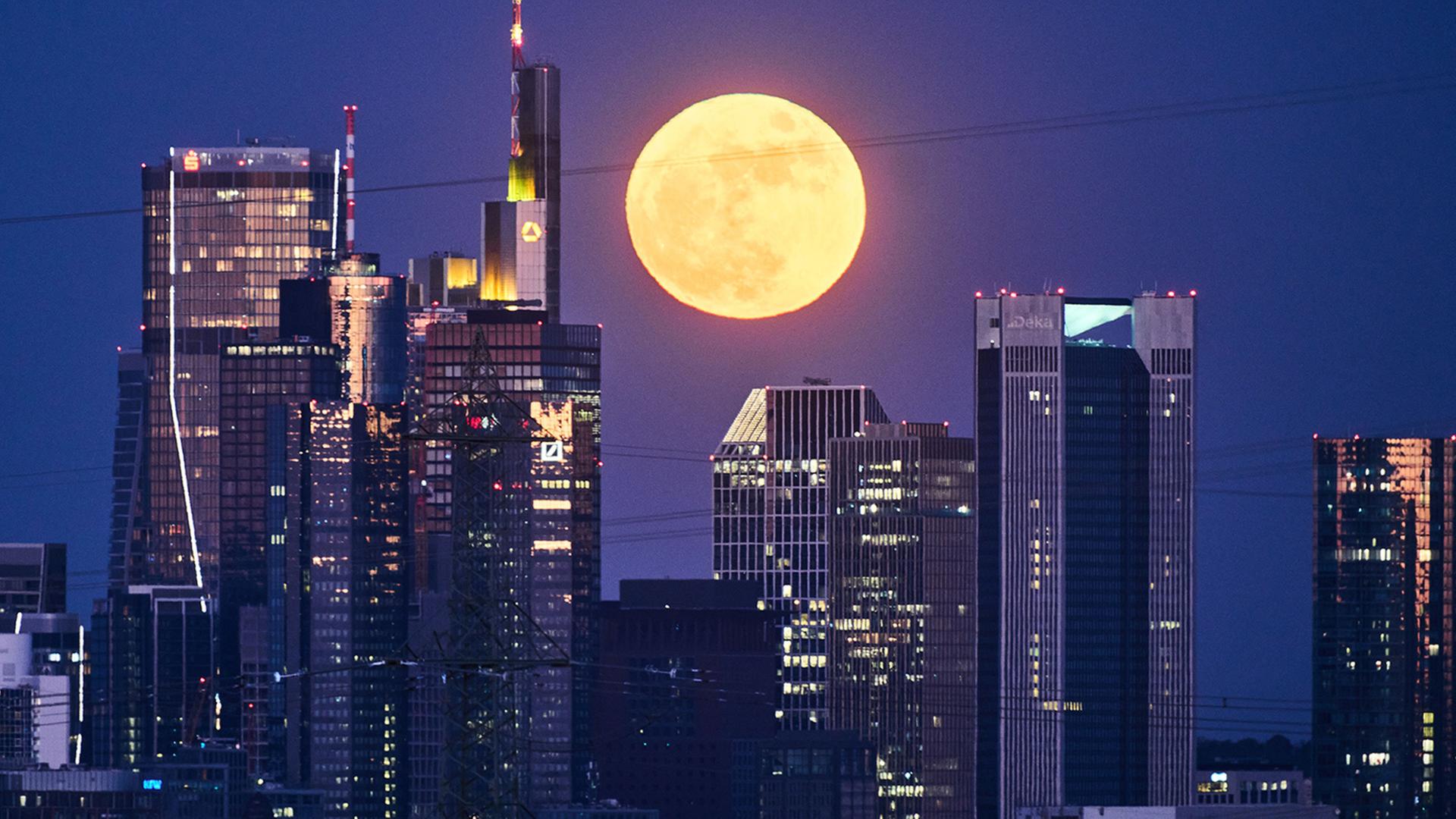 Der Vollmond geht hinter den GebÃ¤uden des Frankfurter Bankenviertels auf. | AP