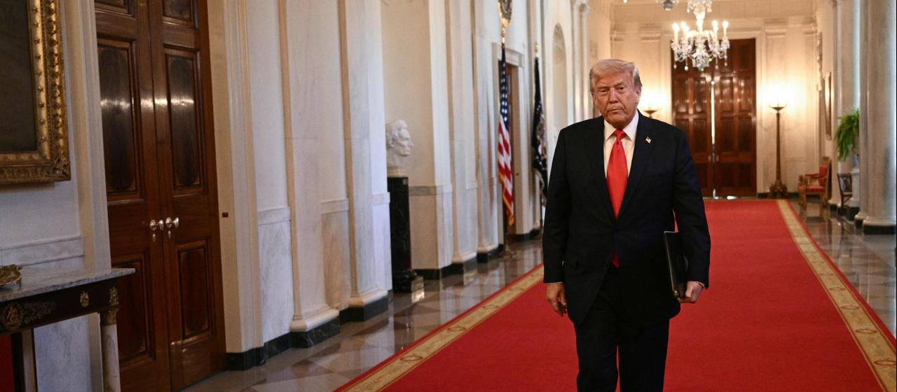 Trump auf dem Weg zu einer Zeremonie im East Room im Weißen Haus in Washington D.C. (USA)