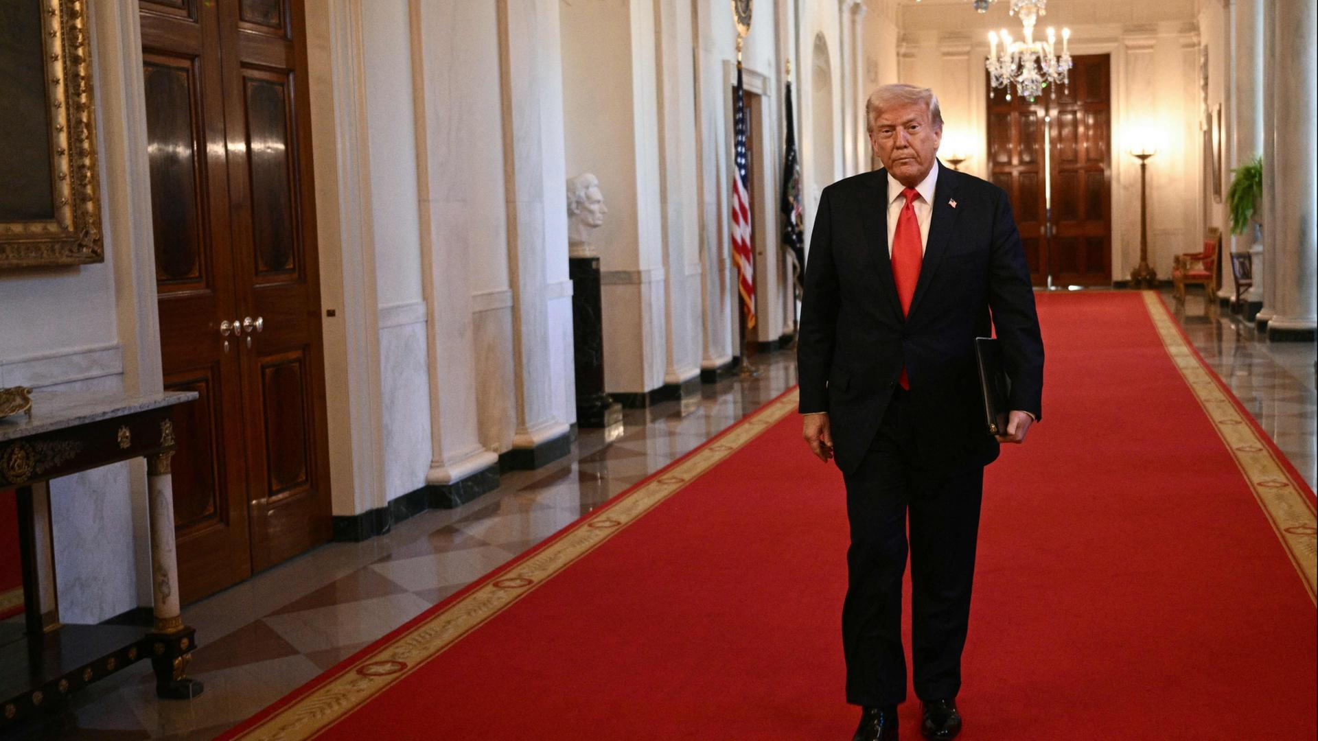 Trump auf dem Weg zu einer Zeremonie im East Room im Weißen Haus in Washington D.C. (USA) | AFP