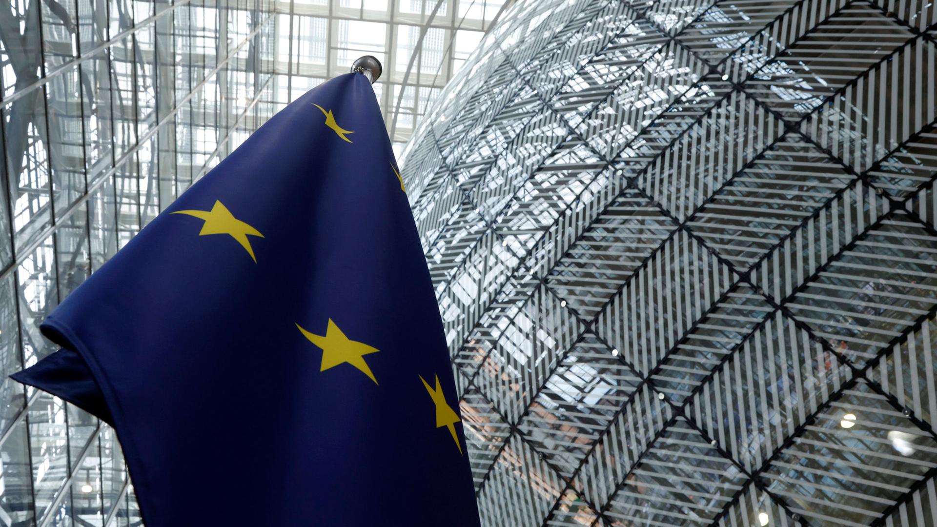 Die Flagge der Europäischen Union steht im Atrium des Gebäudes des Europäischen Rates in Brüssel. | AP