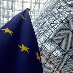 Die Flagge der Europäischen Union steht im Atrium des Gebäudes des Europäischen Rates in Brüssel.