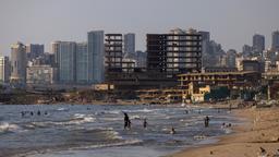 Menschen baden am Strand von Beirut.