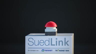 Ein roter Startknopf ist beim offiziellen Spatenstich des Stromübertragungsprojekts "Suedlink (11.09.2023).
