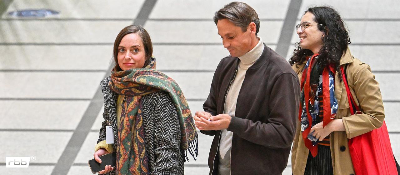 Vanessa Emde (links) kommt mit Schatzmeister Ruben Lenhard und einer Mitarbeiterin zur Fraktionssitzung der Berliner Linken. (Quelle: Picture Alliance/Soeren Stache)