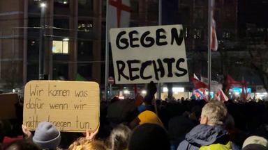 Menschen demonstrieren gegen Rechtsextremismus auf dem Platz der alten Synagoge in Freiburg