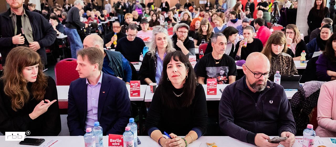 Kerstin Wolter, Maximilian Schirmer, Elif Eralp und  Tobias Schulze, Maximilian Schirmer beim Landesparteitag von Die Linke in Berlin. (Quelle: picture alliance/dpa/Christoph Soeder)