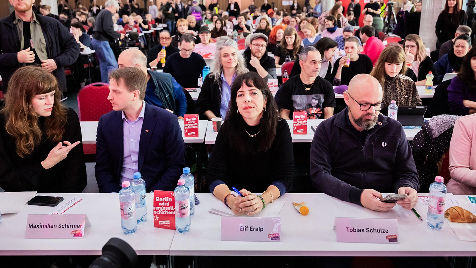 Kerstin Wolter, Maximilian Schirmer, Elif Eralp und  Tobias Schulze, Maximilian Schirmer beim Landesparteitag von Die Linke in Berlin. (Quelle: picture alliance/dpa/Christoph Soeder) | picture alliance/dpa/Christoph Soeder