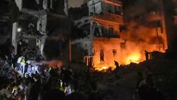 Menschen versammeln sich vor zerstörten Gebäuden in Beirut