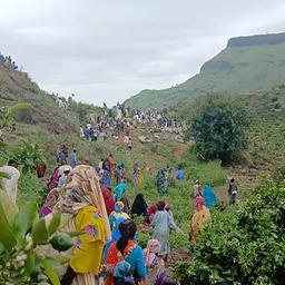 Menschen inspizieren die Trümmer nach einem Erdrutsch in der Region Jebel Marra im Sudan.