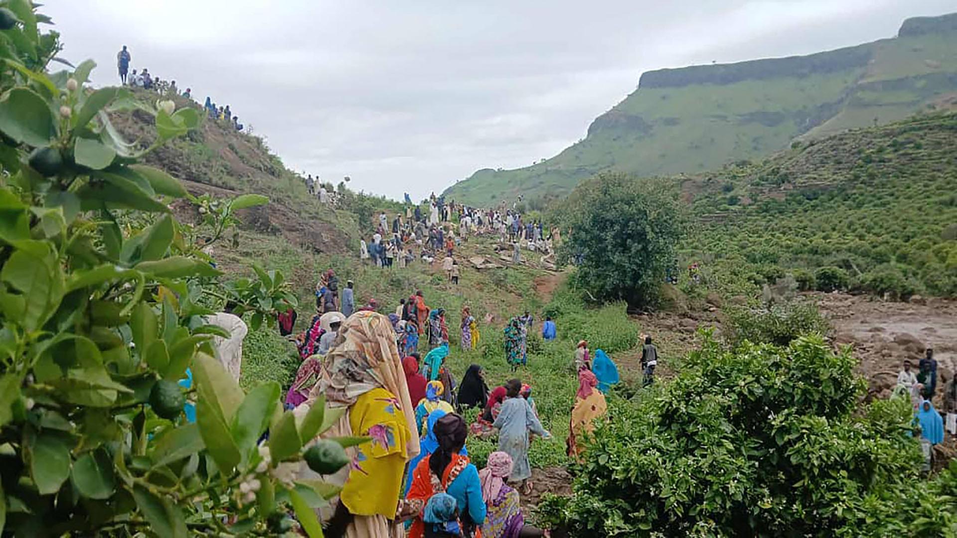 Menschen inspizieren die Trümmer nach einem Erdrutsch in der Region Jebel Marra im Sudan. | AFP PHOTO / SUDAN LIBERATION MOVEMENT/ARMY