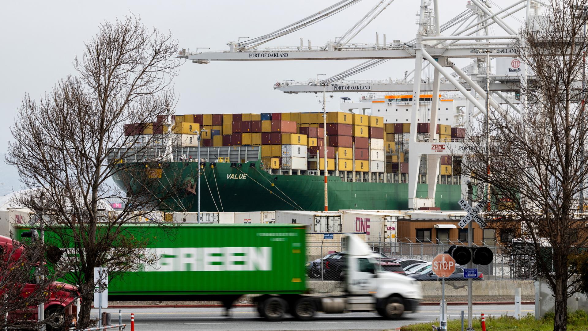 Ein Lastwagen fährt vor dem Hafen in Oakland in den USA vorbei. | REUTERS