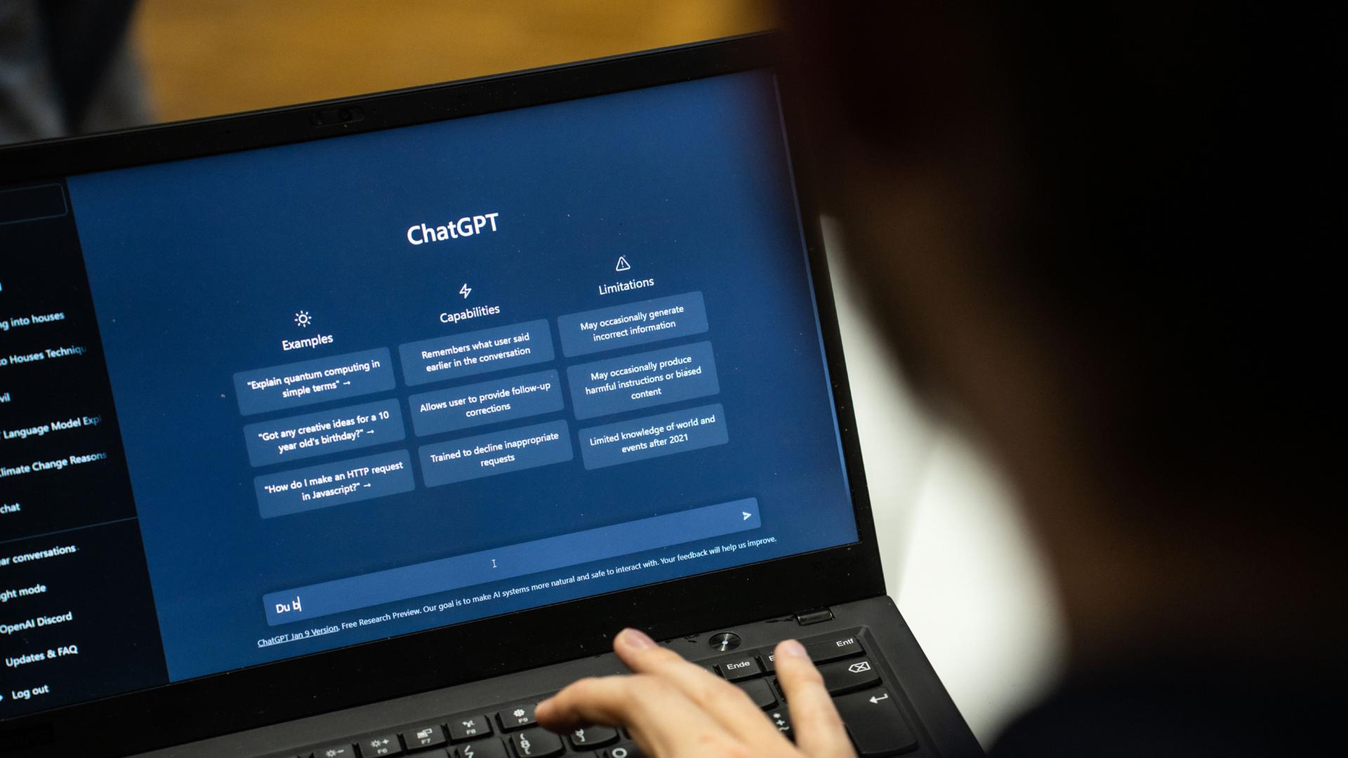 Auf einem Laptop ist die Anwendung ChatGPT zu sehen