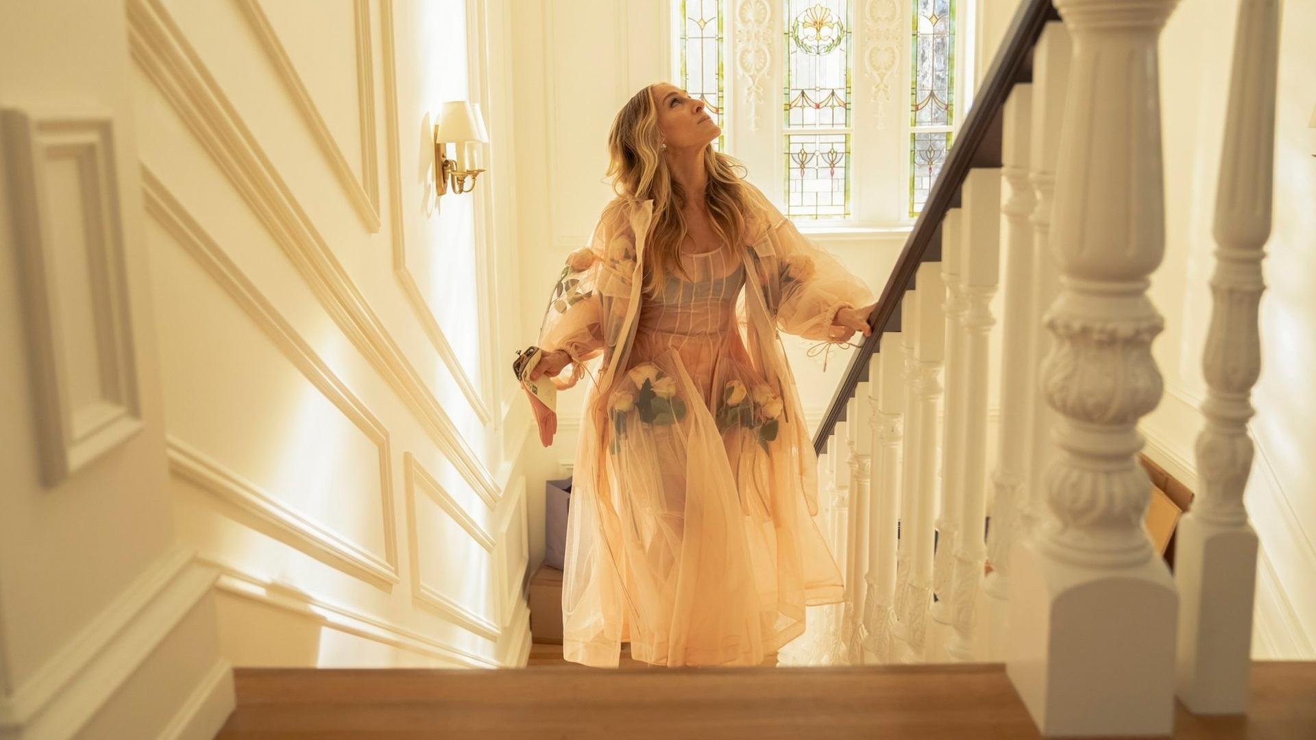 Jessica Parker geht eine Treppe hinauf und schaut nach oben. | AP