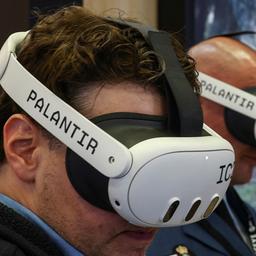 Besucher einer Messe probieren das Palantir Maven Smart System.