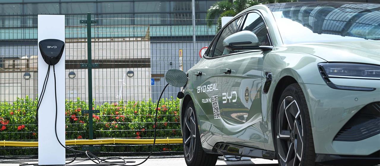 Ein BYD Seal an einer Ladesäule.