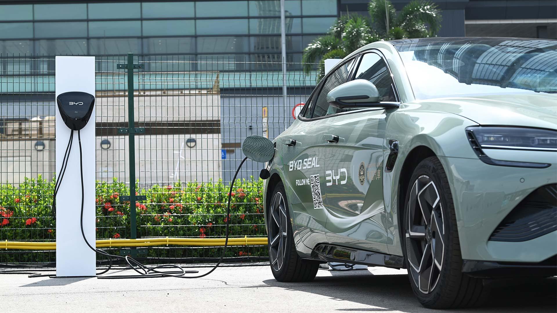 Ein BYD Seal an einer Ladesäule. | picture alliance / ZUMAPRESS.com