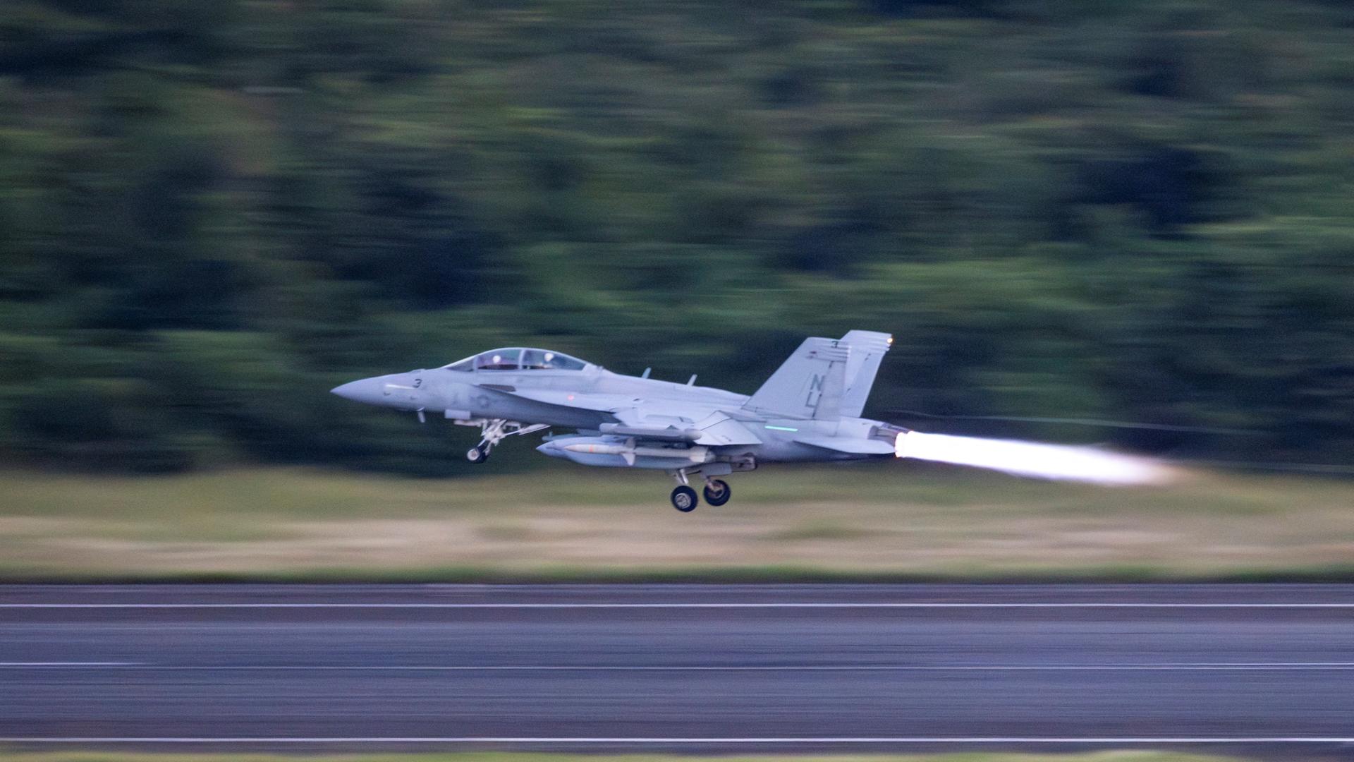 Ein Jet der US-Navy hebt in Puerto Rico ab. | REUTERS